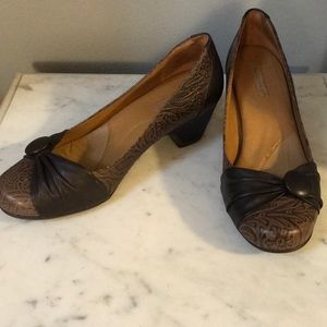 Michelle D brown pumps